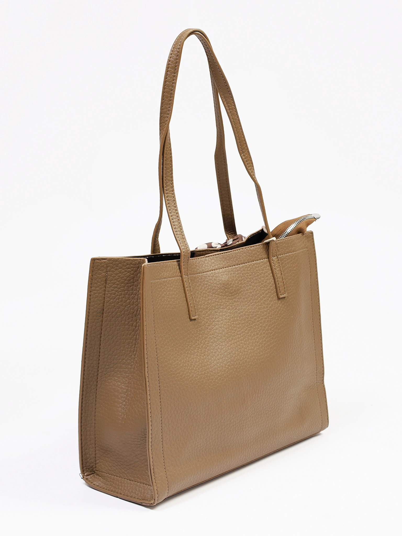 Сумка-тоут с плоскими ручками с декоративным платком в ассортименте